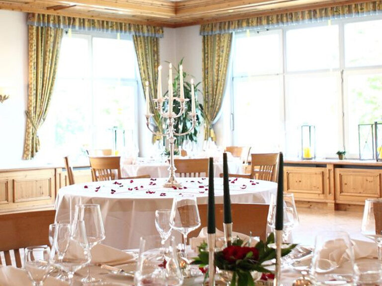 Ein geschmackvoll eingerichteter Bankettsaal mit Fensterblick und eleganten Tischgedecken im Gourmetrestaurant bei Stuttgart.