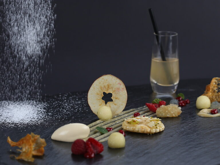 Dessert Präsentation mit Eis und Früchten im Sternerestaurant Landhaus Feckl bei Sindelfingen.