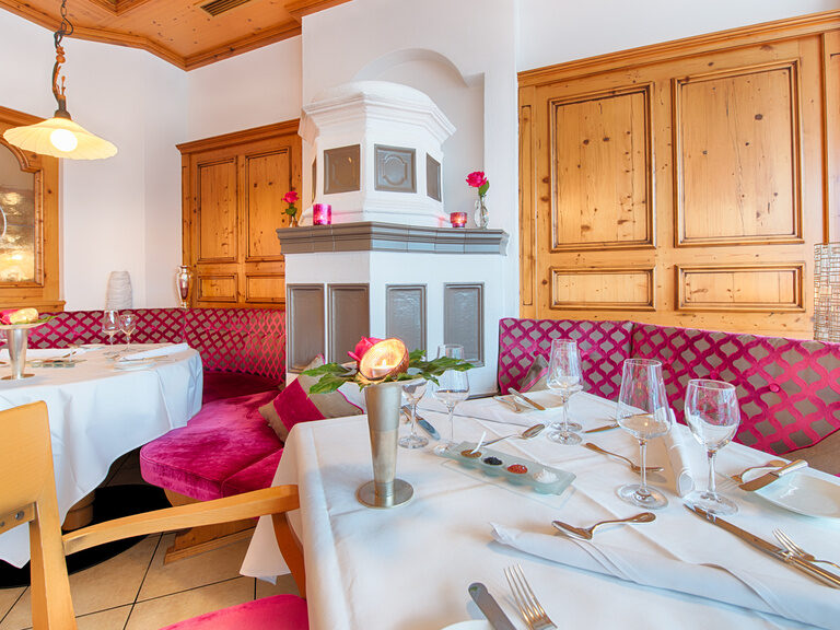 Festlich gedeckte Tische mit Blumendeko im Sternerestaurant Feckl bei Stuttgart.