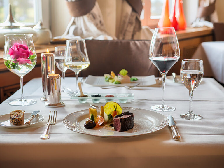 Ein gedeckter Tisch im Restaurant des Landhaus Feckl bei Böblingen mit einem Haupgericht der Sterneküche.