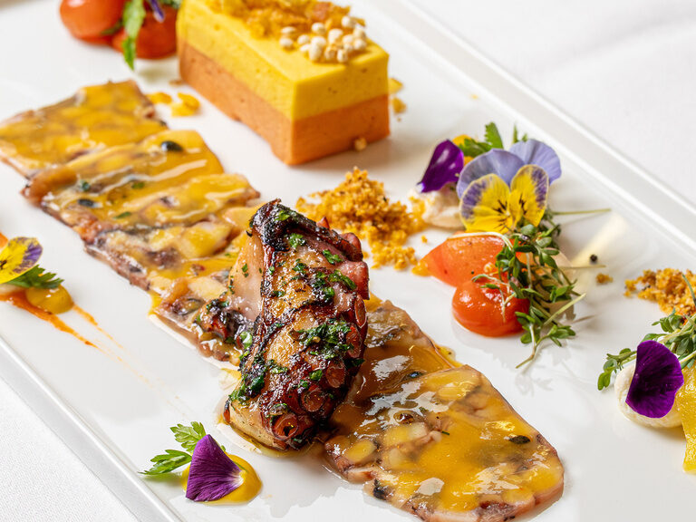 Gegrilltes Carpaccio vom Pulpo mit Passionsfrucht Viaigrette