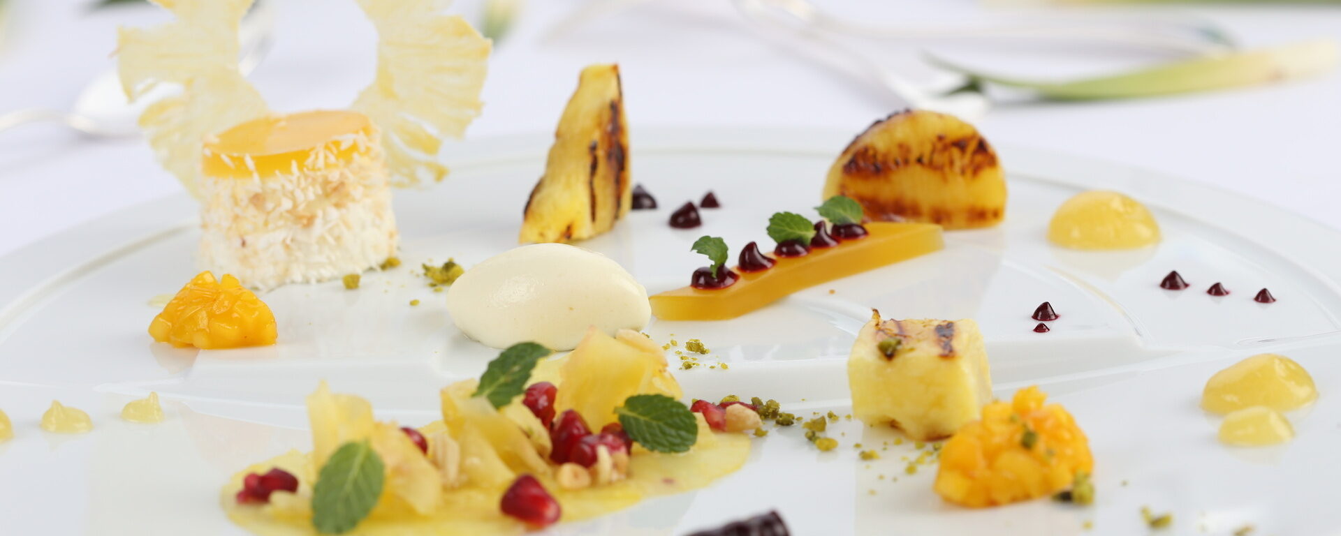 Ein kunstvoll angerichtetes Desert auf weißem Geschirr im Stuttgarter Sterne-Restaurant.