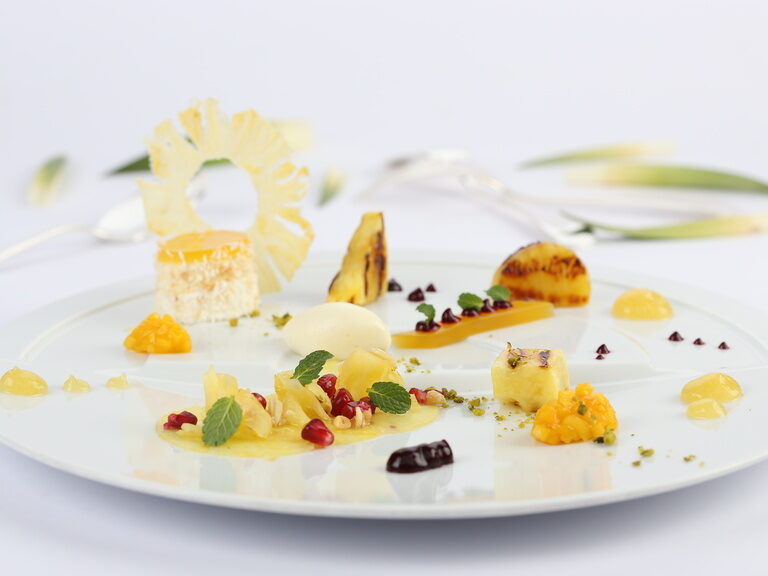 Ein kunstvoll angerichtetes Dessert im Sternerestaurant des Landhaus Feckl bei Böblingen.