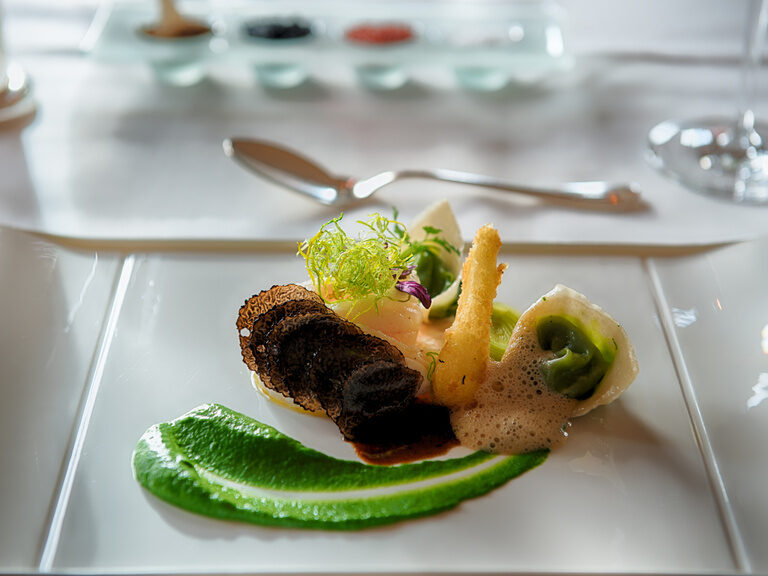 Ein kunstvoll garniertes Gericht mit Gemüse und Fleisch im Restaurant Landhaus Feckl bei Ehningen.