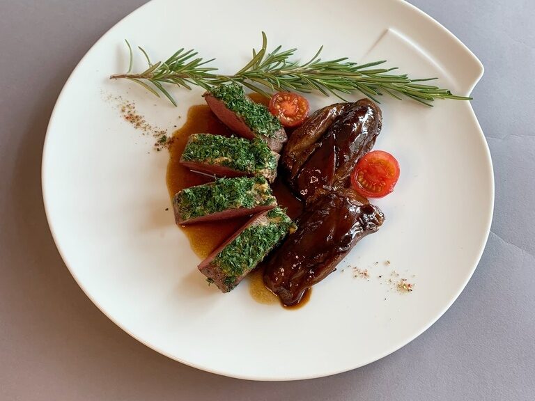 Meisterhaft zubereiteter Lammrücken auf edlem Porzellan im Sterne-Restaurant Landhaus Feckl bei Stuttgart - ein Highlight der Gourmetküche.