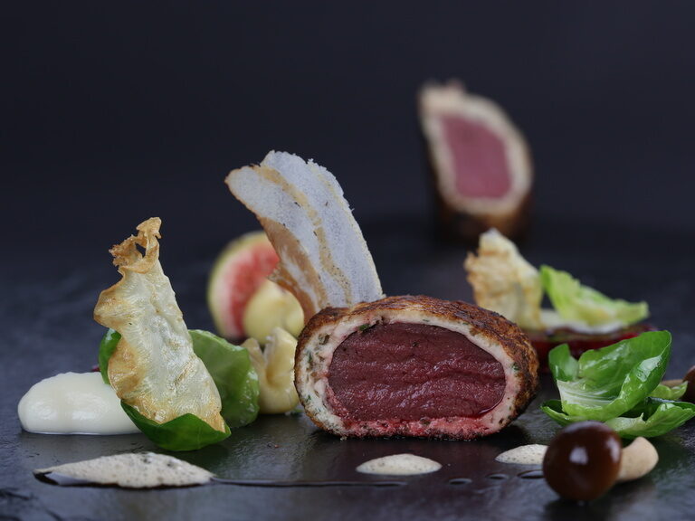 Ein appetitlich gestaltetes Gericht aus Fleisch und Gemüse im Landhaus Feckl in Sindelfingen.
