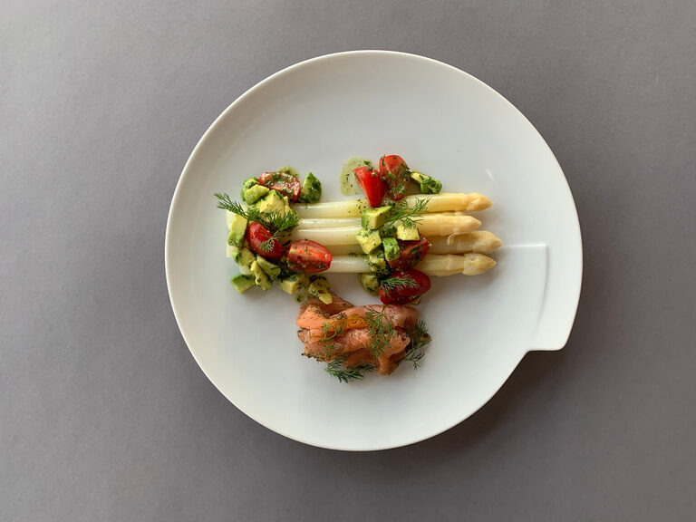 Frühlingshaftes Spargelgericht aus dem Sternerestaurant des Landhaus Feckl bei Stuttgart.