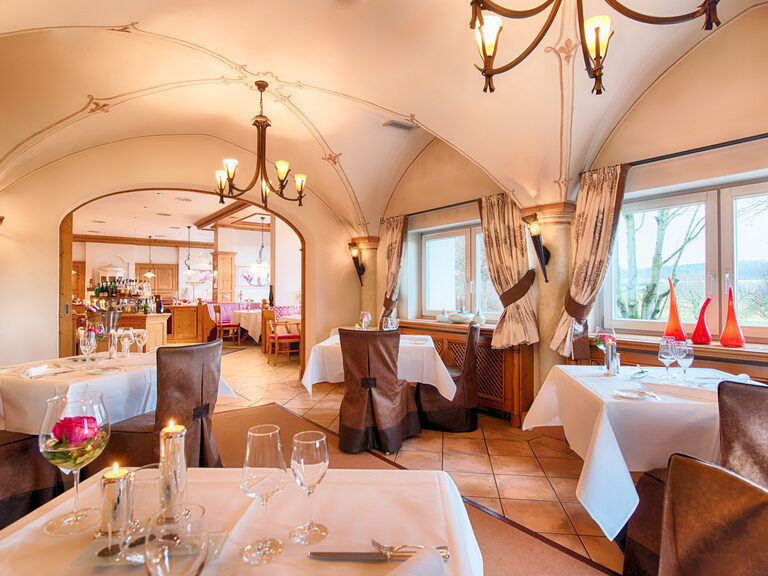 Der elegante Restaurantbereich im Sternerestaurant Landhaus Feckl mit stilvoll gedeckten Tischen bei Böblingen.
