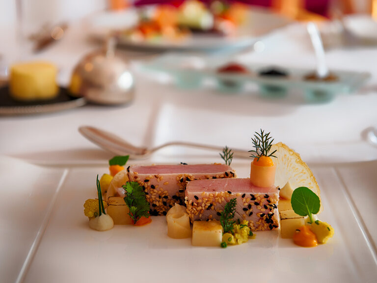 Ein kulinarisches Kunstwerk aus regionaler Küche auf stilvoller Tischware im Landhaus Feckl serviert.
