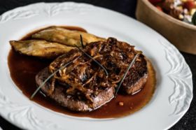 Zwiebel-Rostbraten mit Maultaschen