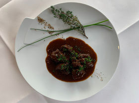 Hirschragout in Wacholdersauce mit Birne und Preiselbeeren