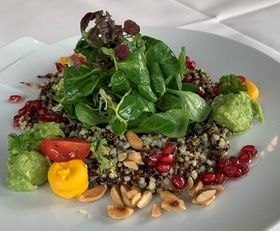 "Salad bowl" mit mariniertem Quinoa, Blattsalaten, geröstete Nüsse und Granatapfelkernen