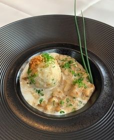 Waldpilze à la crème mit hausgemachtem Serviettenknödel