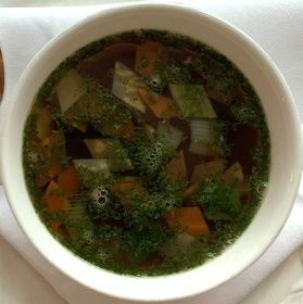 Klare Ochsenschwanz-Suppe mit Einlage